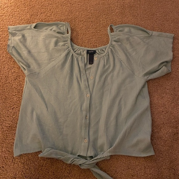 Day trip size large cold shoulder toe front top - Picture 7 of 7